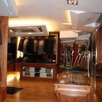 Vari mobili negozio abbigliamento