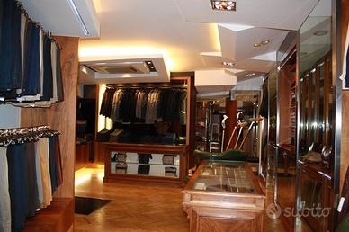 Vari mobili negozio abbigliamento