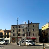 NEGOZIO A CAPRINO VERONESE