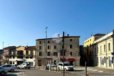 NEGOZIO A CAPRINO VERONESE