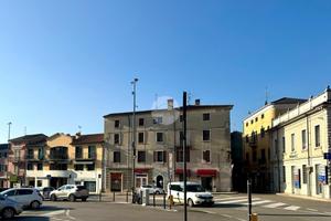 NEGOZIO A CAPRINO VERONESE