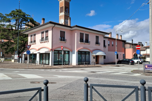 Immobile (ex banca) con 10 vetrine