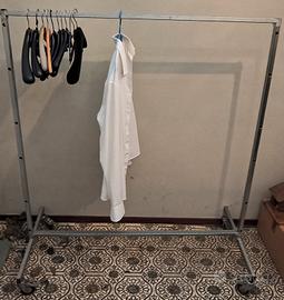 appendiabiti con ruote in metallo 