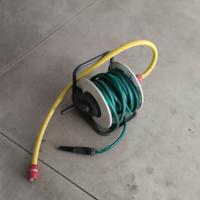 Tubo per annaffiare avvolgibile con supporto .