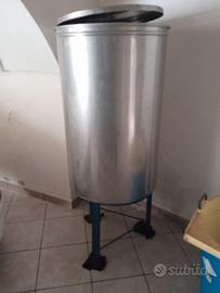 Contenitore in acciaio per conservare olio