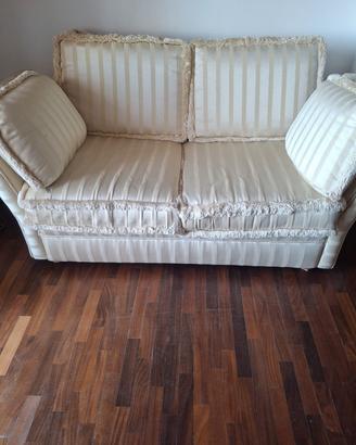2 divani letto comodi, eleganti, usati pochissimo