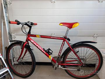Bicicletta rossa e gialla
