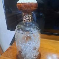 Bottiglia da liquore in vetro e legno