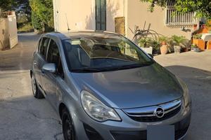 Opel Corsa 1.3 Diesel 168.000 km 2014 con schermo