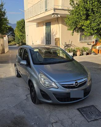 Opel Corsa 1.3 Diesel 168.000 km 2014 con schermo