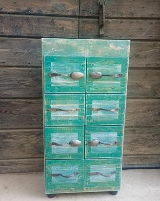 Mobile in legno con 8 cassetti 
