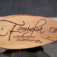 Disegno FAMIGLIA su tavola di legno con pirografo 