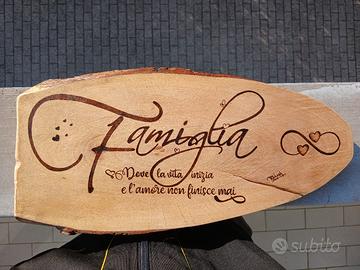 Disegno FAMIGLIA su tavola di legno con pirografo 