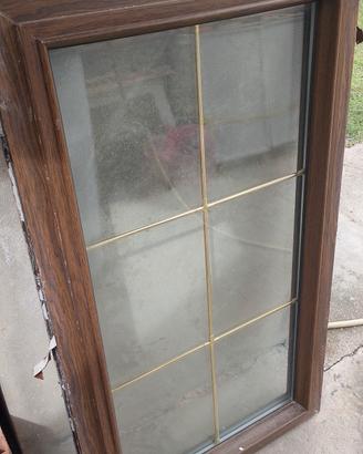 finestra in PVC più tagliaerba elettrico 