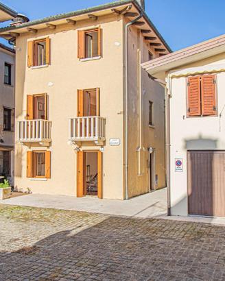 ESCLUSIVA CASA CON AFFACCIO SUL PORTICCIOLO