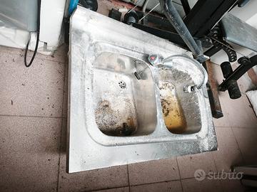 lavabo in acciaio