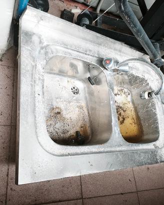 lavabo in acciaio