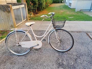Bicicletta da donna con cestino