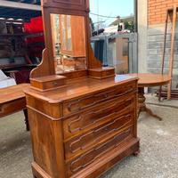 Cassettiera con spechio robusta e bella