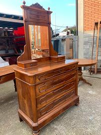 Cassettiera con spechio robusta e bella