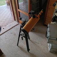 Telescopio Konus con treppiede