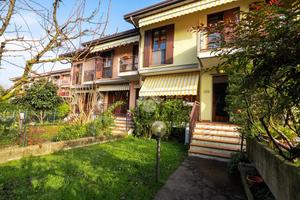 VILLA A SCHIERA A SIRMIONE