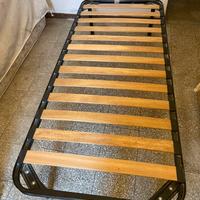 Rete singola con doghe in legno