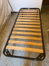 Rete singola con doghe in legno