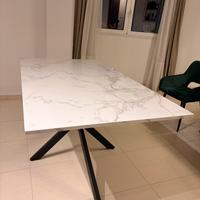 Tavolo pranzo allungabile effetto marmo e nero