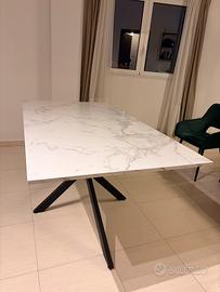 Tavolo pranzo allungabile effetto marmo e nero