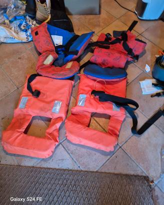 4 Giubotti salvataggio di cui 2 per bambino
