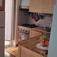 Cucina con elettrodomestici