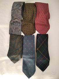 cravatte di vari colori e tessuto