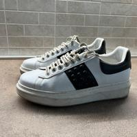 Sneakers Gaelle Addict con borchie