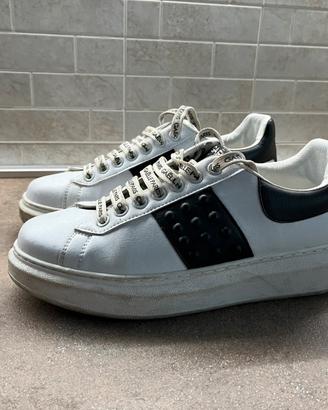 Sneakers Gaelle Addict con borchie