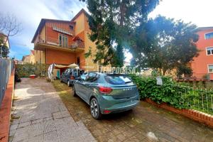 Villetta con corte e terrazzo, vicino al centro!