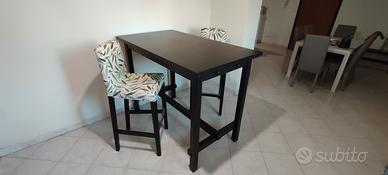 Tavolo e sedie rialzate 