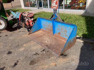 Pala posteriore a tre punti con sgancio meccanico 