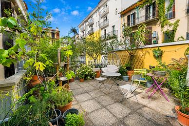 TRILOCALE CON AMPIO TERRAZZO IN CONTESTO D'EPOCA!