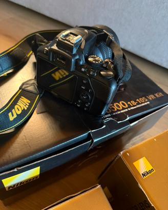 Nikon D3500 con accessori