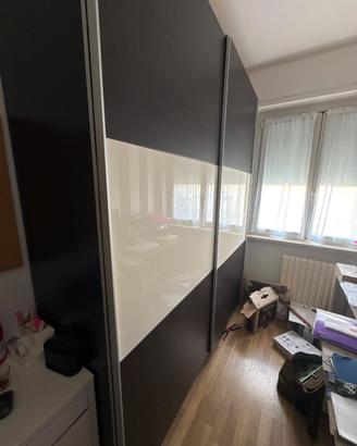 Armadio moderno con ante scorrevoli