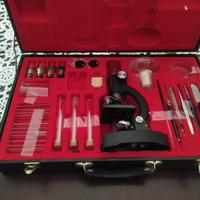 Microscopio con vari ingrandimenti e atrezzi