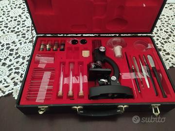 Microscopio con vari ingrandimenti e atrezzi