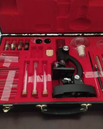 Microscopio con vari ingrandimenti e atrezzi