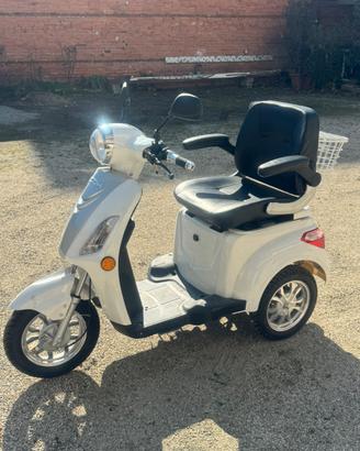 Motoretta elettrica tre ruote per anziani