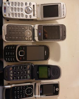 Collezione di 5 cellulari vintage anni 2000
