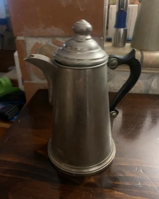 Antica caffettiera in metallo
