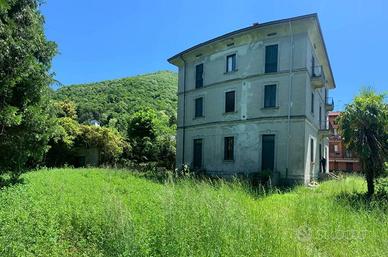 Villa di 670 m² con più di 5 locali a Canzo