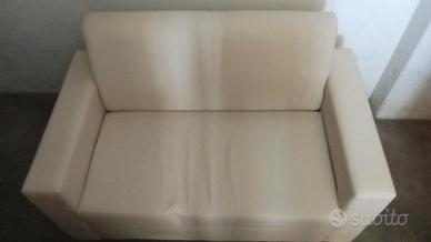 Divano beige in simil pelle