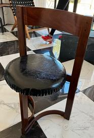 sedia vintage in legno e pelle nera